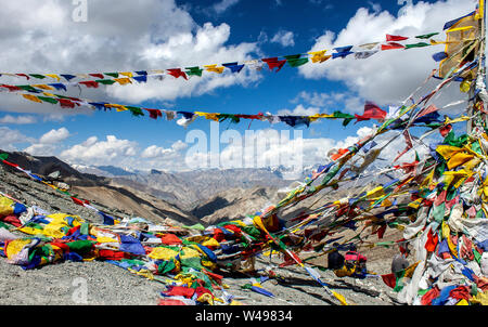 Les drapeaux de prières sur le Ganda La pass sur la vallée de Markha trek avec une vue sur la plage de Stok dans l'arrière-plan. Inde himalayenne. Le Ladakh, Inde Banque D'Images