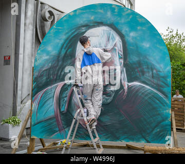 VLADIVOSTOK, Russie - le 20 juillet 2019 : Festival sur le jeu et une série de livres série Witcher. Un homme peint un portrait de Geralt de Rivia. Banque D'Images