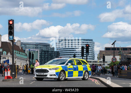 20 juillet 2019 - Londres, Royaume-Uni. Tout nouveau véhicule Ford Mondeo La Police bloque la circulation sur le pont de Westminster en raison de protester contre Brexit. Banque D'Images