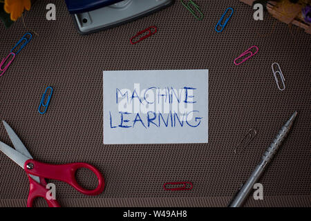 Écrit remarque montrant l'apprentissage automatique. Concept d'affaires pour donner aux ordinateurs la capacité à apprendre avec les données et l'écriture Ciseaux abo Fiche équipements Banque D'Images