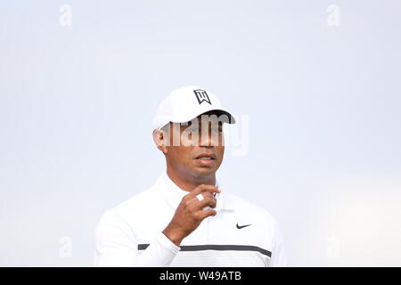 USA's Tiger Woods sur le deuxième trou au cours de la deuxième série de la 148e British Open Championship au Royal Portrush Golf Club dans le comté d'Antrim, Irlande du Nord, le 19 juillet 2019. Credit : Koji Aoki/AFLO SPORT/Alamy Live News Banque D'Images