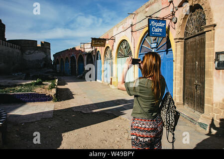 Touriste en prenant des photographies à Essaouira Banque D'Images