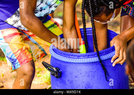 Philadelphie, Pennsylvanie / USA. Une cinquantaine de personnes ont participé à une lutte de l'eau public comme une alternative ludique et créative de la ville de la violence par arme à feu continu, problème sur un 100 degrés jour. Hébergé par Waterarms sur les armes à feu, un organisme sans but lucratif fondé par West Philly, Gabriel Nyantakyi indigènes. Le 20 juillet 2019. Crédit Photo : Chris Baker Evens. Banque D'Images