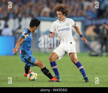 19 juillet 2019, Yokohama, Japon - l'Angleterre Chelsea FC David Luiz combat la balle contre le Japon Kawasaki Frontale Kei Chinen lors d'un match amical international 'J.League World Challenge 2019' dans la banlieue de Tokyo, Yokohama, le vendredi 19 juillet 2019. Kawasaki frontale a battu Chelsea FC 1-0. (Photo par Yoshio Tsunoda/AFLO) Banque D'Images