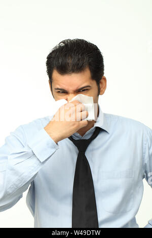 Indian businessman blowing nose avec papier de soie Banque D'Images