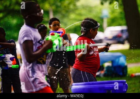 Philadelphie, Pennsylvanie / USA. Une cinquantaine de personnes ont participé à une lutte de l'eau public comme une alternative ludique et créative de la ville de la violence par arme à feu continu, problème sur un 100 degrés jour. Hébergé par Waterarms sur les armes à feu, un organisme sans but lucratif fondé par West Philly, Gabriel Nyantakyi indigènes. Le 20 juillet 2019. Crédit Photo : Chris Baker Evens. Banque D'Images