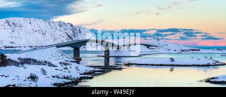 Fredvang pont reliant les îles et Moskenesøya Flakstadøya plus Selfjorden, Lofoten, Nordland, Norvège, Europe Banque D'Images