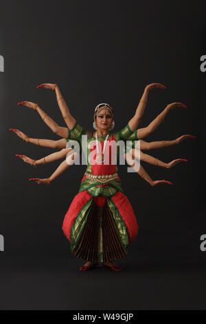 La scène de danse Bharatanatyam Femme Banque D'Images