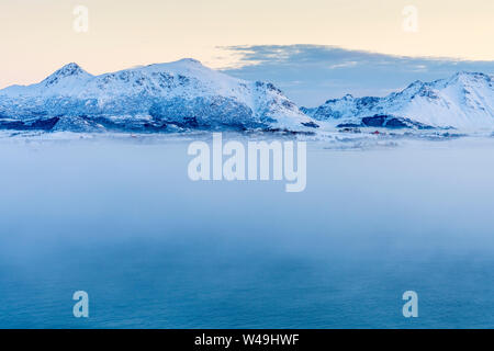 Littoral Vestvågøya vu de Skreda rasteplass, Lofoten, Nordland, Norvège, Europe Banque D'Images