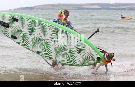 Poole, UK. 21 juillet 2019. Chats d'amour de l'eau et de leurs propriétaires en concurrence dans le championnat de surf Chien UK off Branksome Dene Chine beach à Poole, Dorset, UK. Crédit : Richard Crease/Alamy Live News Banque D'Images