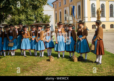 Altoetting,Allemagne - juillet20, 2019 : 129 e Gautrachten festival Folklore un groupe d'adolescentes en robe bavaroise typique avant un concert un stand Banque D'Images