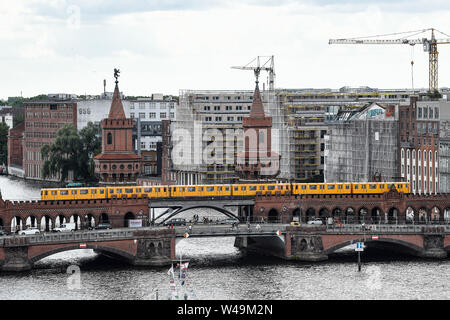 Berlin, Allemagne. 21 juillet, 2019. Une rame de métro de la ligne U1 traverse l'Oberbaumbrücke. Crédit : Paul Zinken/dpa/Alamy Live News Banque D'Images