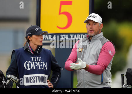 Lee Westwood l'Angleterre (à droite) avec caddie et petite amie Helen Story, au cours de la quatrième journée du championnat ouvert en 2019 au Club de golf Royal Portrush. Banque D'Images