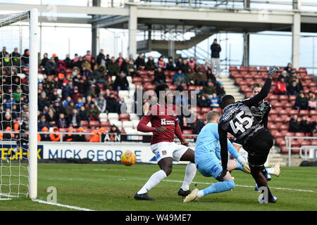 Frank Nouble de Colchester United marque son premier but et d'autre de faire le score 0-1 - Northampton Town v Colchester United, Sky Bet, stade Sixfields Ligue Deux, Northampton - 2 février 2019 Editorial N'utilisez que des restrictions s'appliquent - DataCo Banque D'Images