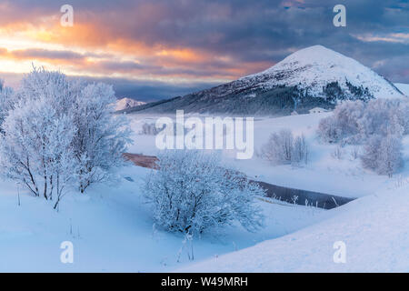 Winter sunset over river Lakselva near Laknes Banque D'Images