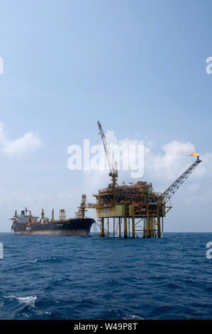 FPSO (Floating Production Storage offloading) tanker se connecter à la plate-forme d'huile à l'océan avec beau ciel bleu Banque D'Images