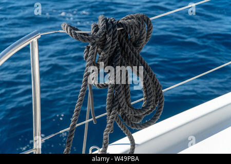 Balck amarres accroché au choc sur un yacht à voile Banque D'Images