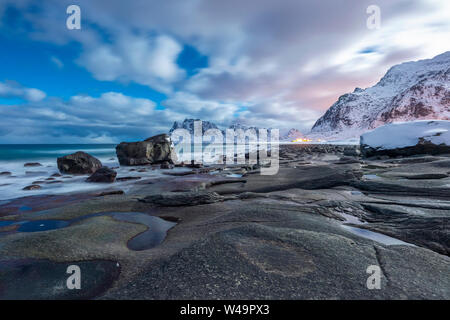 Uttakleiv Beach dans Moonlight, Vestvågøy, Lofoten, Norvège, Europe Banque D'Images