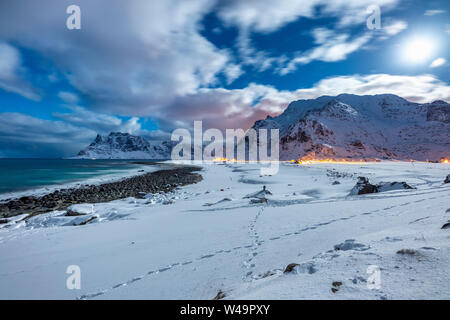 Uttakleiv Beach dans Moonlight, Vestvågøy, Lofoten, Norvège, Europe Banque D'Images