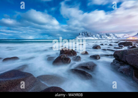 Uttakleiv Beach dans Moonlight, Vestvågøy, Lofoten, Norvège, Europe Banque D'Images