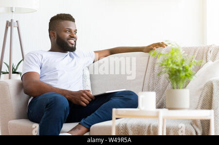 Week-end confortable. L'homme de l'Afrique pacifique à la maison de repos Banque D'Images
