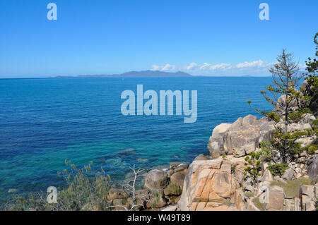 Les roches de granit et d'Hoop Pines sur la façon Gabul walking route surélevée de Nelly Bay à Geoffrey Bay, Magnetic Island, Queensland, Australie. Banque D'Images