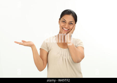 Portrait of a woman gesturing and smiling Banque D'Images