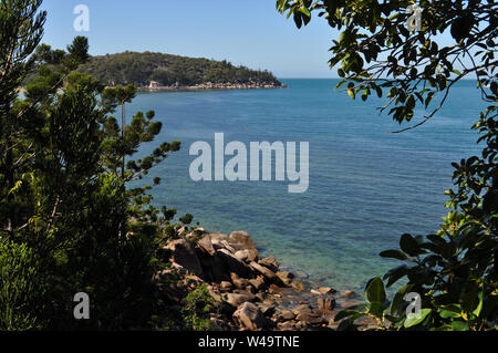 Vue de Geoffrey Bay Beach, sur la manière Gabul walking route surélevée de Nelly Bay à Geoffrey Bay, Magnetic Island, Queensland, Australie. Banque D'Images