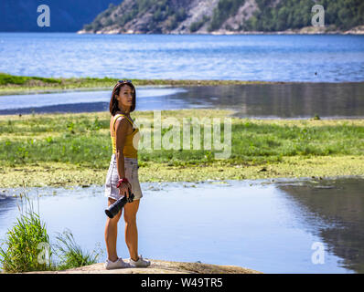 Femme photographe profitant de la vue panoramique du fjord norvégien à l'été Banque D'Images