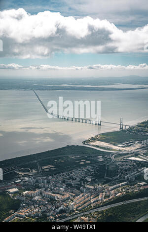 Panorama de l'antenne vue sur le pont 25 de Abril. Le pont est reliant la ville de Lisbonne à la municipalité d'Almada sur la rive gauche de la Banque D'Images