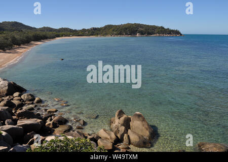 Geoffrey Bay Beach, sur la manière Gabul des marche de Nelly Bay à Geoffrey Bay, Magnetic Island, Queensland, Australie. Banque D'Images