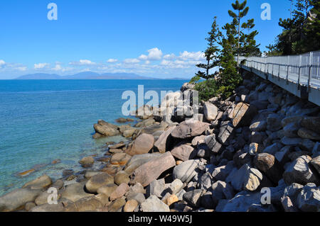 Vue côtière avec la manière Gabul, une balade à vélo à partir de Nelly Bay à Geoffrey Bay, Magnetic Island, Queensland, Australie. Banque D'Images