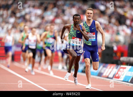 L'Éthiopie a Samuel Tefera (à gauche) remporte les 1 800 mètres de la deuxième en Ingebrigtsen Filip pendant deux jours de l'IAAF Diamond League Londres répondre à la London Stadium. Banque D'Images