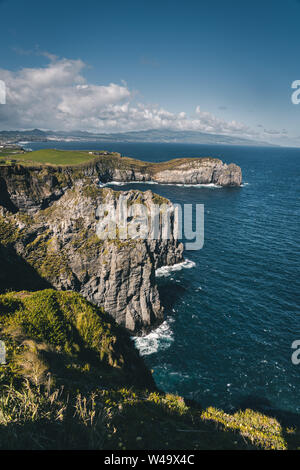 Lookout de Ponta do Cintrao en falaises et littoral ensoleillé avec de beaux nuages ciel bleu, l'île de São Miguel, Açores Banque D'Images