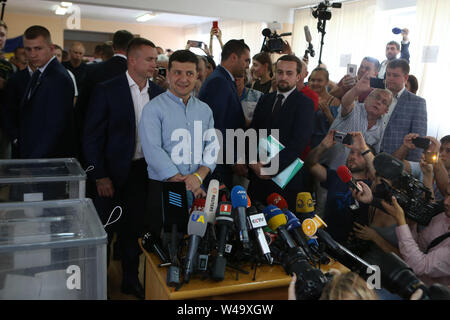 Kiev, Ukraine. 21 juillet, 2019. Le Président ukrainien Volodymyr Zelensky parle aux médias après avoir déposer son bulletin dans un bureau de vote à Kiev, Ukraine, le 21 juillet 2019. L'Ukraine a tenu des élections parlementaires snap le dimanche. Les élections ont été initialement prévue pour le 27 octobre de cette année. Crédit : Sergey/Xinhua/Alamy Live News Banque D'Images