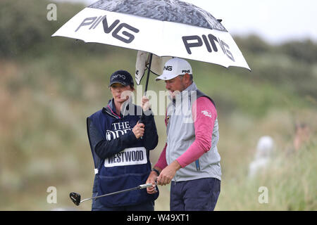 Lee Westwood l'Angleterre (à droite) et Helen histoire pendant quatre jours de l'Open Championship 2019 au Club de golf Royal Portrush. Banque D'Images