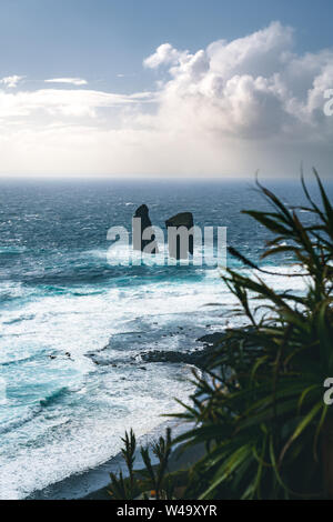 Photo aérienne de formations rocheuses sauvages au milieu de l'océan Atlantique près de Mosteiros, dans l'île de São Miguel, Açores, Portugal Banque D'Images