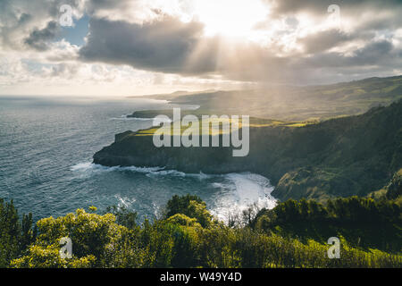 Scenic épique de outlook Miradouro de Santa Iria - côte nord de Sao Miguel, plus grande île de l'archipel des Açores pendant le coucher du soleil avec ciel dramatique et Banque D'Images