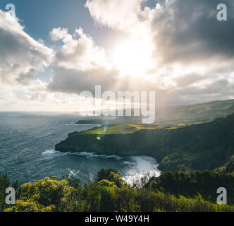 Scenic épique de outlook Miradouro de Santa Iria - côte nord de Sao Miguel, plus grande île de l'archipel des Açores pendant le coucher du soleil avec ciel dramatique et Banque D'Images