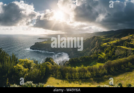 Scenic épique de outlook Miradouro de Santa Iria - côte nord de Sao Miguel, plus grande île de l'archipel des Açores pendant le coucher du soleil avec ciel dramatique et Banque D'Images