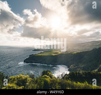 Scenic épique de outlook Miradouro de Santa Iria - côte nord de Sao Miguel, plus grande île de l'archipel des Açores pendant le coucher du soleil avec ciel dramatique et Banque D'Images