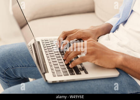 African-american guy playing video game on laptop Banque D'Images