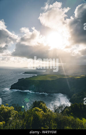 Scenic épique de outlook Miradouro de Santa Iria - côte nord de Sao Miguel, plus grande île de l'archipel des Açores pendant le coucher du soleil avec ciel dramatique et Banque D'Images