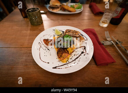 Steak de thon servi de manière traditionnelle en Açores, Portugal. Banque D'Images