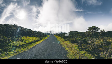 Tout droit EN3 route longitudinale au nord-est du mont Pico et la silhouette de la montagne Pico le long de , l'île de Pico, Açores, Portugal. Banque D'Images