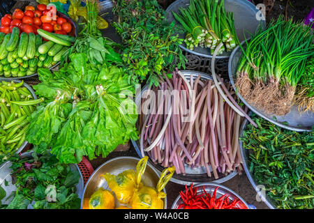 Avis de marché de Can Tho, delta du Mékong, Vietnam, avec des légumes et des poissons. Banque D'Images