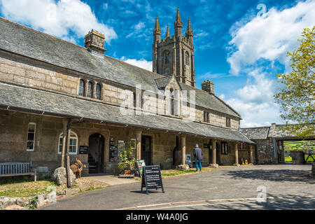 Sacristains Cottage et la chambre d'église avec l'église de St Pancras à Widecombe Moor dans le village de Dartmoor National Park, Devon, Angleterre, Royaume-Uni. Banque D'Images