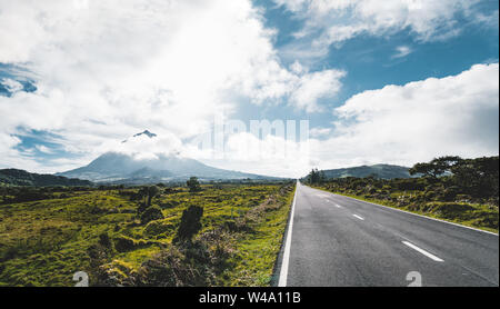 Tout droit EN3 route longitudinale au nord-est du mont Pico et la silhouette de la montagne Pico le long de , l'île de Pico, Açores, Portugal. Banque D'Images