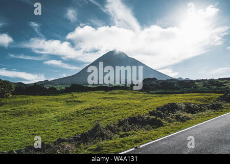 Tout droit EN3 route longitudinale au nord-est du mont Pico et la silhouette de la montagne Pico le long de , l'île de Pico, Açores, Portugal. Banque D'Images