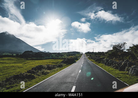 Tout droit EN3 route longitudinale au nord-est du mont Pico et la silhouette de la montagne Pico le long de , l'île de Pico, Açores, Portugal. Banque D'Images